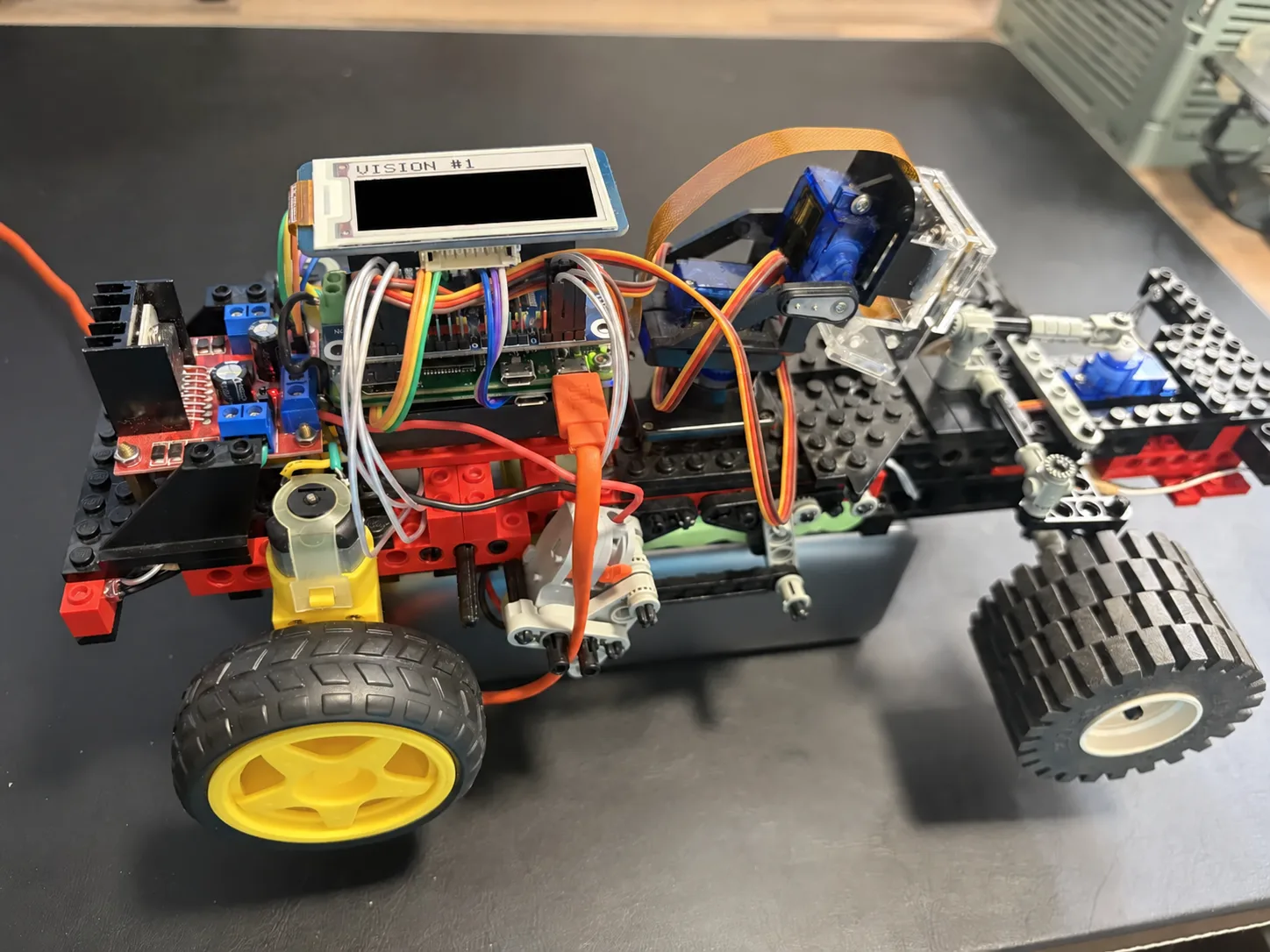 Le prototype Vision complet, avec écran e-paper, pilote moteur L298N, HAT servos, tourelle à deux servos, caméra NoIR et mécanisme de direction.